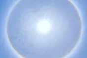 太陽周圍現「七彩光圈」！氣象署曝「日暈」知識　專家示警：勿肉眼直視