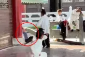 影/武當山看表演！神力男童「竟拉倒石柱」遭狠壓　網驚：內功深厚