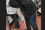 西安地鐵驚現黑衣怪客　「脖子詭異歪折」如喪屍片乘客嚇壞
