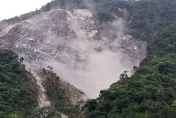 影/15:45地牛翻身！清水大山直擊駭人走山　土石伴煙塵滾落民眾尖叫