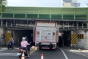 影/路況不熟！大貨車未注意限高「卡涵洞」　警充當「一日理貨員」