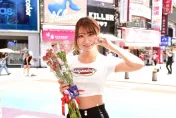 來台合體啦啦隊女神！鈴木優香自掏腰包買康乃馨　快閃贈送民眾慶母親節