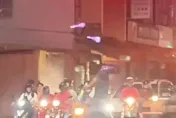 影/高雄馬路當自家？男斑馬線上演「雜耍秀」　騎士停等紅燈看傻眼