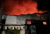 快訊/三峽鐵皮工廠暗夜惡火！　化學物助燃警消籲鄰近居民「請戴好口罩」