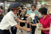 台鐵預估母親節客量上看300萬人　溫馨送花給女性旅客