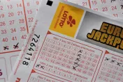 老翁中樂透揮霍獎金「發給親朋好友」　政府竟取消福利補助欲哭無淚