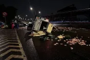 快訊/雞腿浪費了！萬華小貨車翻覆　滿滿雞腿肉散落一地