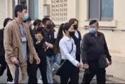 快訊/三重滅門血案死者遺體今解剖化驗　家屬抱「糯米」現身殯儀館