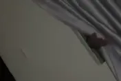 影/深夜驚魂！獨居女凌晨遇怪人狂敲門　窗縫伸進「詭異之手」她嚇壞