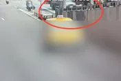 影/撞擊瞬間！北市松山麥帥一橋2車爭道　自小客遭砂石車撞「旋轉90度」