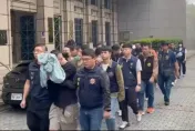 影/詐團誆賣未上市股票爽削上億　成員住別墅開豪車警逮30人送辦