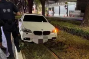 高雄男恍神BMW誤闖輕軌！釀停駛43分鐘　交通局將裁罰