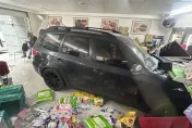影/疑迴轉油門沒收好！汐止休旅車撞爛山區唯一超商　居民苦：包裹怎麼辦