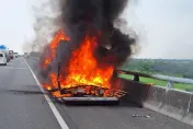 快訊/國1北上294公里新營段火燒車！3人逃生1女跌傷　整輛小貨車變廢鐵