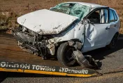 影/小黃行車糾紛停公路　慘遭大卡車狠撞「夾成三明治」釀1死2傷