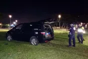 影/超狂！休旅車拒撿衝撞加速逃逸　撞進公園車上2人跳淡水河游走