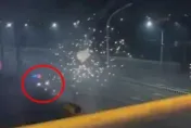 手持煙火「往橋下警車發射」！網怒批：自以為厲害的猴子