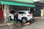 影/驚見隨機砍人！屏東男上班左胸遭砍傷　恐怖女搶車自撞狼狽遭逮