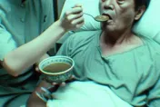 53歲男魂斷護理之家！家屬淚控「看他吐了還繼續餵」  食道、氣管被食物塞爆