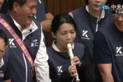 影/國會改革三黨攻佔主席台　徐巧芯台上悠然「吹樂器」