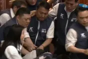 影/綠委鍾佳濱趁重覆表決想攻上主席台　遭多名藍委壓制在地