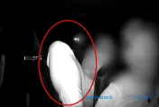 影/他搭Uber睡到翻！「腳跨前座」踹排檔桿　司機抓狂放生：奧客無極限