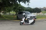 快訊/木柵動物園停車場男子陳屍賓士車　警封鎖現場採證中