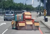 阿嬤的移動城堡！台中驚見「6大紙箱」街頭蛇行　警察也管不了