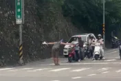 把馬路當舞台！台南老外趁紅燈「表演雜耍」　騎士看完捧場拍手
