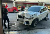 車主心好痛！BMW愛車違停遭拖吊　半路竟脫鉤慘撞修車廠門柱