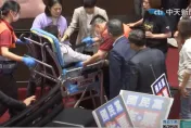 沈伯洋佔主席台失敗摔下送醫　媒體人酸：黑熊部隊頭頭不堪一擊怎抗中保台？