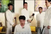 影/Toyz入獄前遭「集體鞭打」跪地痛哭畫面曝！　篠崎泫親彈吉他送別