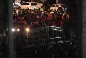 立院挑燈夜戰！他再提「10年前太陽花」問：當年熱血衝，5/17晚上為何待在家？