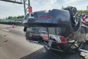 國1高雄九如段爆胎撞翻車　24歲駕駛「僅輕傷」幸運撿回一命