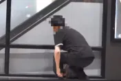 西門町驚見「偷窺怪客」！黑衣男「假借綁鞋帶」　偷窺女子上樓「裙底」