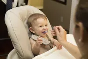 4歲染梅毒！陸女童「全身起紅疹」　竟因奶奶「用嘴餵飯」