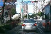 又見行人地獄！男子走斑馬線遭水泥車猛撞　慘捲車底險喪命