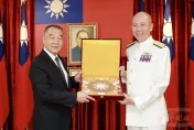 國防部歡送部長邱國正　參謀總長梅家樹代表國軍贈部長旗
