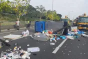 國道1爆胎「內胎全走光」　貨車翻覆「布鞋海」鋪滿3車道