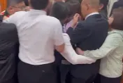 韓國瑜遭女綠委「圍攻、緊抱」 超無奈畫面曝光！王鴻薇轟：這難道不是性騷擾？