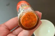調味罐底部「卡粉」怎麼辦？她分享「瓶底刻度妙用」　不必再猛敲