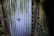 外送員接獲「奇葩訂單」...陰暗小路苦找40分鐘　網驚嘆：零錢變冥紙了嗎