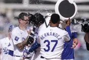 影/搞笑！大谷翔平再見安被潑水「側身閃過」　背後隊友無辜濕透