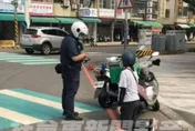 法不容情！女外送員「未二段式左轉」遭攔　當街跪警求饒：別開單