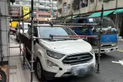 休旅車擋出入口！屋主氣炸架鷹架包圍　他反遭警開罰單