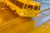 影/差點翻車驚悚畫面曝！康橋校車失控滑行　猛撞文山隧道壁