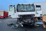 國1「撞」況連連！大貨車爆胎翻覆　5小時內又有聯結車追撞「折甘蔗」斷裂