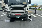 影/驚悚！彰化騎士「鬼切迴轉」遭油罐車生吞　機靈駕駛「1秒神反應」救婦人