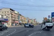 疑變換車道釀禍！高雄白車「四輪朝天」翻路中　3車連環撞畫面曝