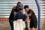 影/小姐還有哪需要加強？超狂騎士不爽被叭嗆「我也要洗車」　竟連人一起洗